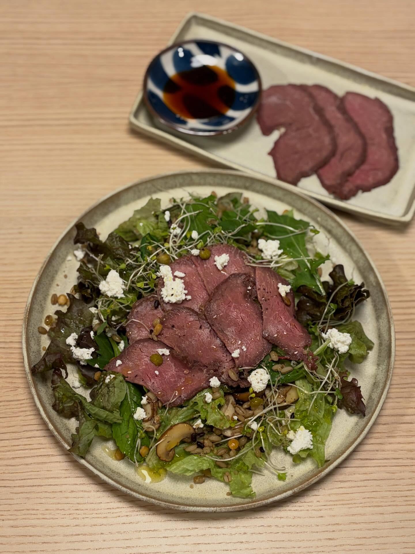 国産オーストリッチ肉(ダチョウ肉)のロースト！吉野家さんからいただきました。最初は「ダチョウか…硬そうだしなんだかドキドキするな」と恐々しく感じていたのだけれど、(🙏)先に子どもたちがパクパク食べ始めたので、その姿に後押ししてもらい、いただいたところ。柔らかくて、パサつきや臭みもなく、あれ、美味しい。と、驚きました。鉄分も豊富なので貧血改善をしたい選手は食材の新しい選択肢としてオススメです。(今は大好きになったレバーも昔は嫌いで、貧血改善のために無理やり食べていた。)産後の貧血改善としても、食卓に並べやすいなーと思いました。🌿抗疲労効果が報告されているイミダゾールペプチドが100gあたり500mg含有。消費者庁へ機能性表示食品として届出済。🌿大学と行った自社研究により、アスリートにとって有益な食品であることが解明され始めている。・筋合成に関わるアミノ酸群BCAAが増加・運動後の成長ホルモンの分泌が増加・サラダチキンを食べたときと比較し、血液中のタウリン量が増加することがわかっている#ダチョウ肉#吉野家#speeaiameat#アスリートごはん#おうち吉野家