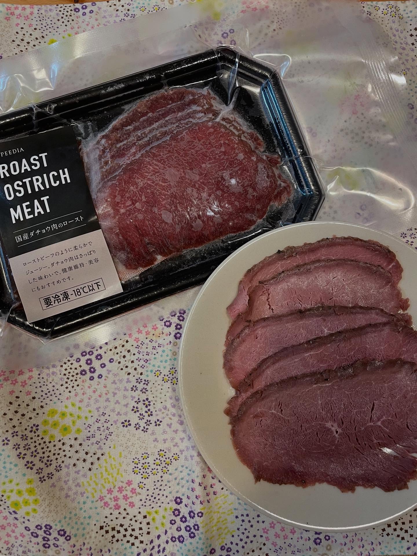 牛丼の吉野家さんが新規事業としてダチョウの飼育および精肉加工に取り組まれていることを、私は全く知りませんでした。しかも国内にダチョウ牧場もあるとは・・・。そしてこの度ご縁をいただき、ローストオーストリッチを試食させてもらいました。オーストリッチとはダチョウのことで、ローストビーフのダチョウ版。見た目もローストビーフです。しかし栄養価は、鶏ささみと同じくらいのたんぱく質・脂質量、牛もも肉並みの鉄の含有量です（牛肉と鶏肉のいいとこどり）。ビタミンB12も豊富なので、貧血の選手にお勧めだなと思いました。また栄養価だけでなく、温室効果ガスや飼料効率の観点から持続可能な畜産資源としてSDGsの理念に合致するとして、昆虫食より断然受け入れやすいと思います。お味の方はよ〜く味わうと鉄の風味はしますが、サラダのトッピングにしてドレッシングをかけて食べると無問題。サンドイッチにしても美味しそうです。栄養的にも環境的にも優れたダチョウ肉ですが、なかなかの高級肉！栄養をとろうと思うと、お金がかかりますね（汗）。#ダチョウ肉 #オーストリッチミート #ローストオーストリッチ #吉野家 #speedia